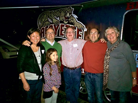 Christine ’85 (L–R), Steven ’86, and daughter Elise Standbridge, and Jeff Margolies ’74 with the  Weisburgers in Texas